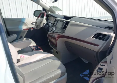 2013 Toyota Sienna Xle z USA, uszkodzony, nr VIN 5TDYK3DC8DS342754